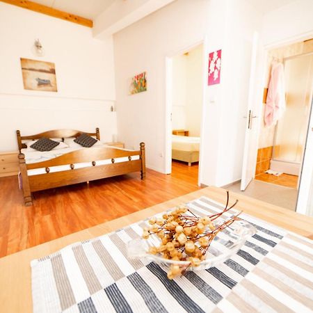 Guesthouse Lastavica Новаля Екстер'єр фото